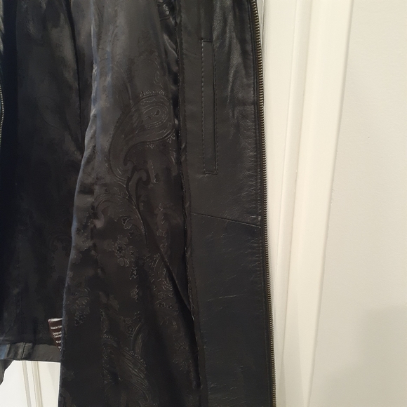 Danier Leather #36 - Picture 6 of 16